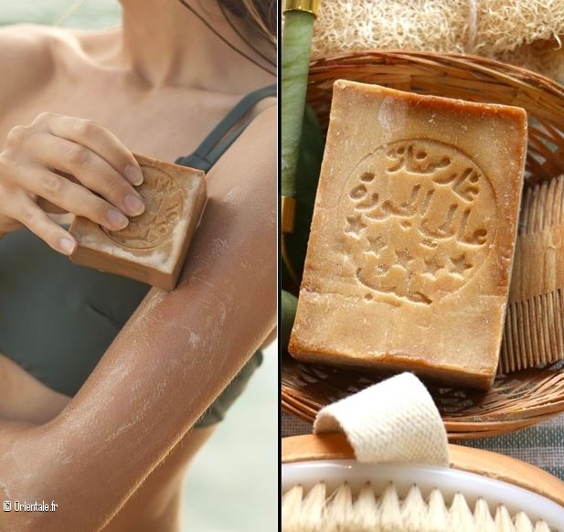 Femme se douchant avec du savon d'Alep