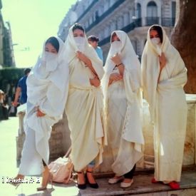 Femmes algriennes en hayik, photo Andrew Farrand