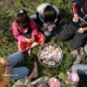 Des enfants mangent des oeufs  l'occasion de Sham el Nessim