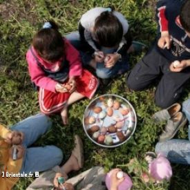Des enfants mangent des oeufs  l'occasion de Sham el Nessim