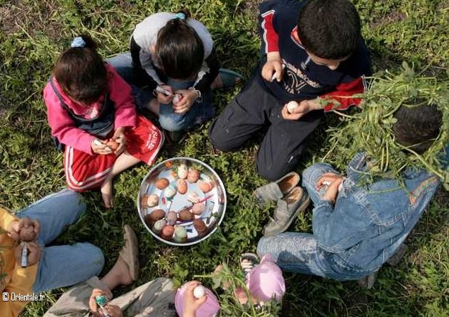 Des enfants mangent des oeufs  l'occasion de Sham el Nessim