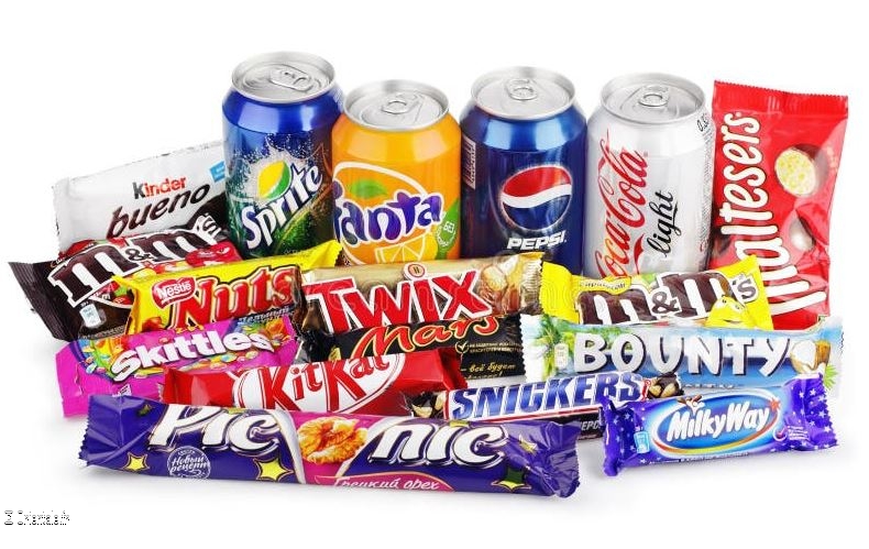 Des canettes de soda light et des chocolats